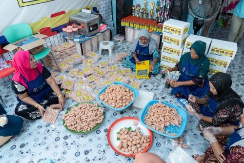 a group opf women selling food gathered from the mangrove forests